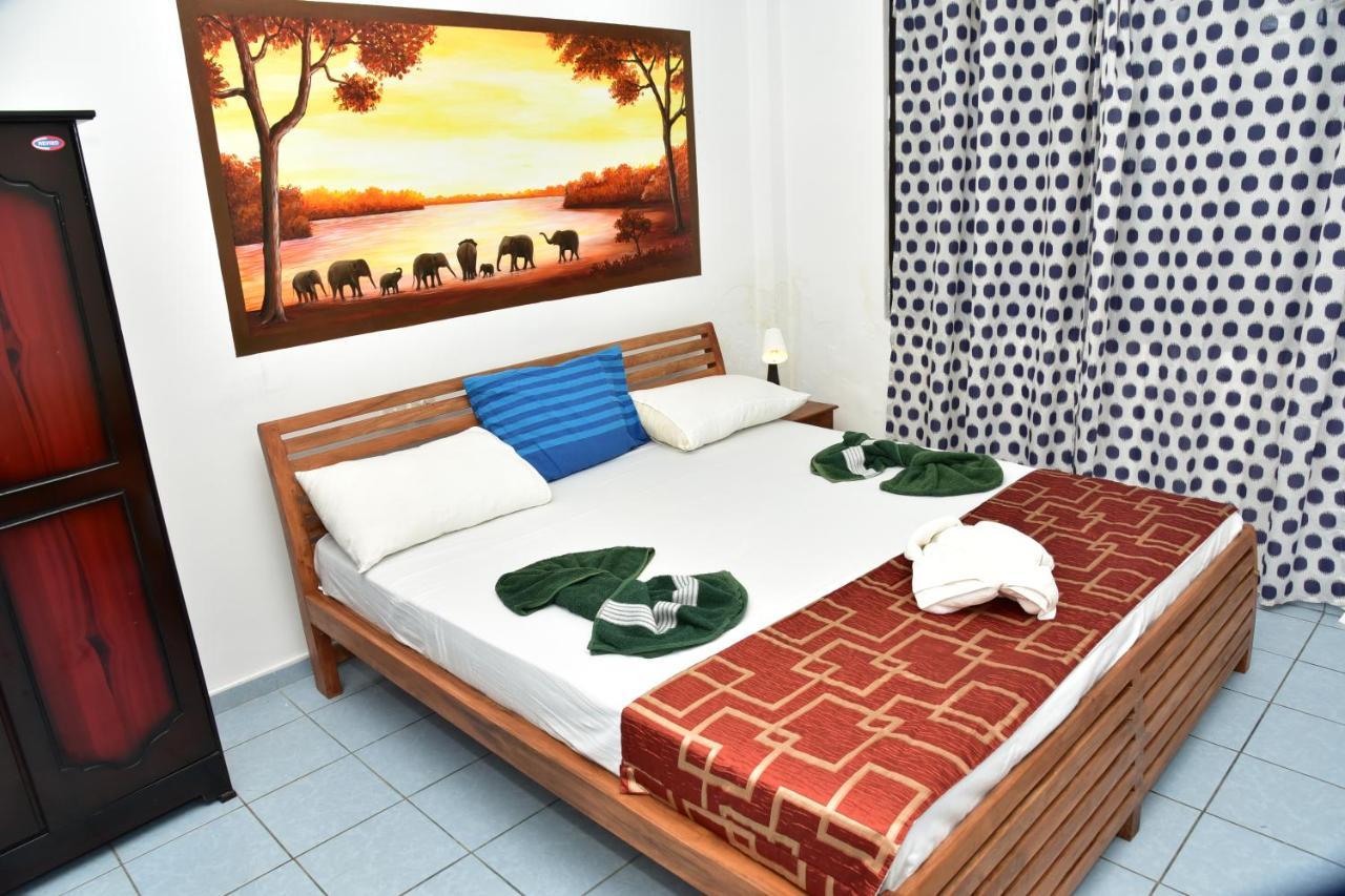 Hotel Happy Tuna Hikkaduwa Exteriör bild