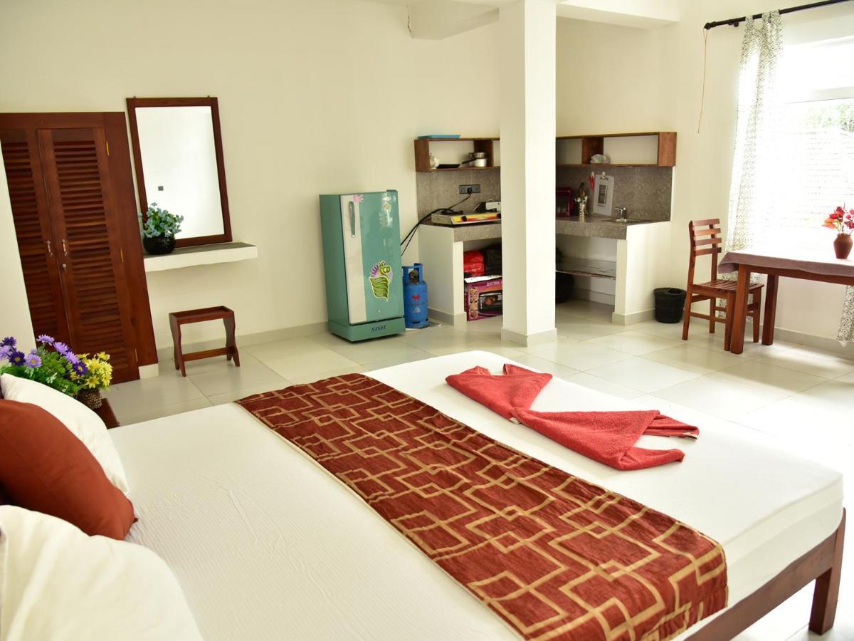 Hotel Happy Tuna Hikkaduwa Exteriör bild