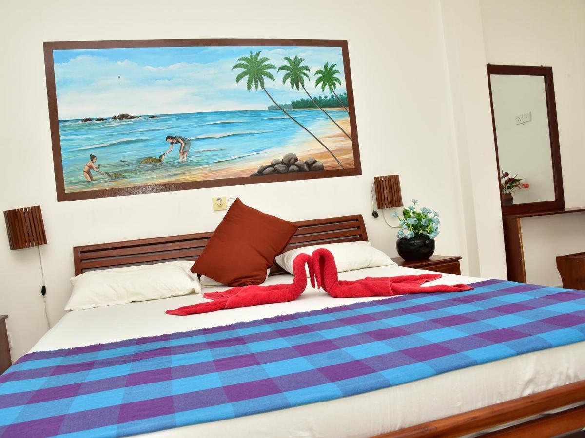 Hotel Happy Tuna Hikkaduwa Exteriör bild